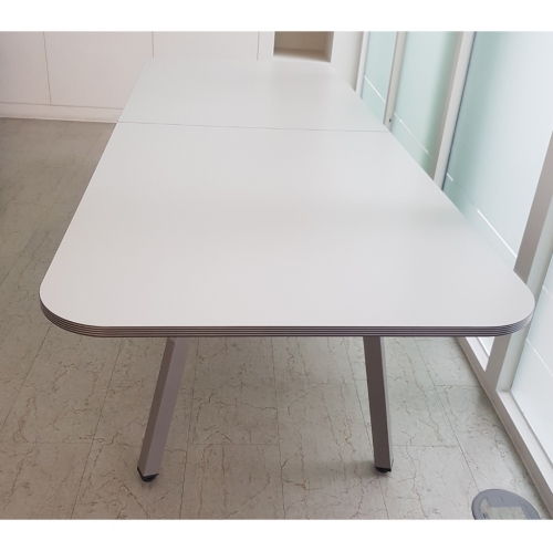 연결 회의용 테이블